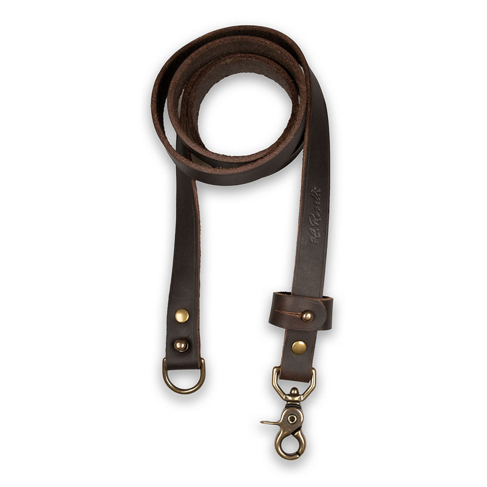 Roselli's dog leash made from genuine leather from Tärnsjö, Sweden. Practical hand loop and metal buckle.